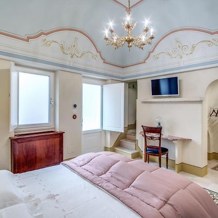 Palazzo Stunis - Dimora Di Charme Bed & Breakfast Ostuni Bagian luar foto