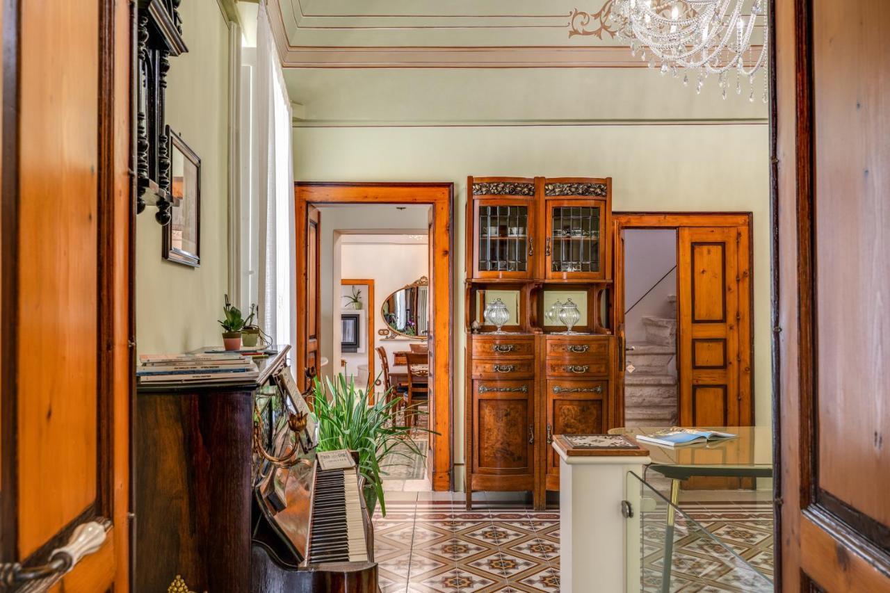 Palazzo Stunis - Dimora Di Charme Bed & Breakfast Ostuni Bagian luar foto