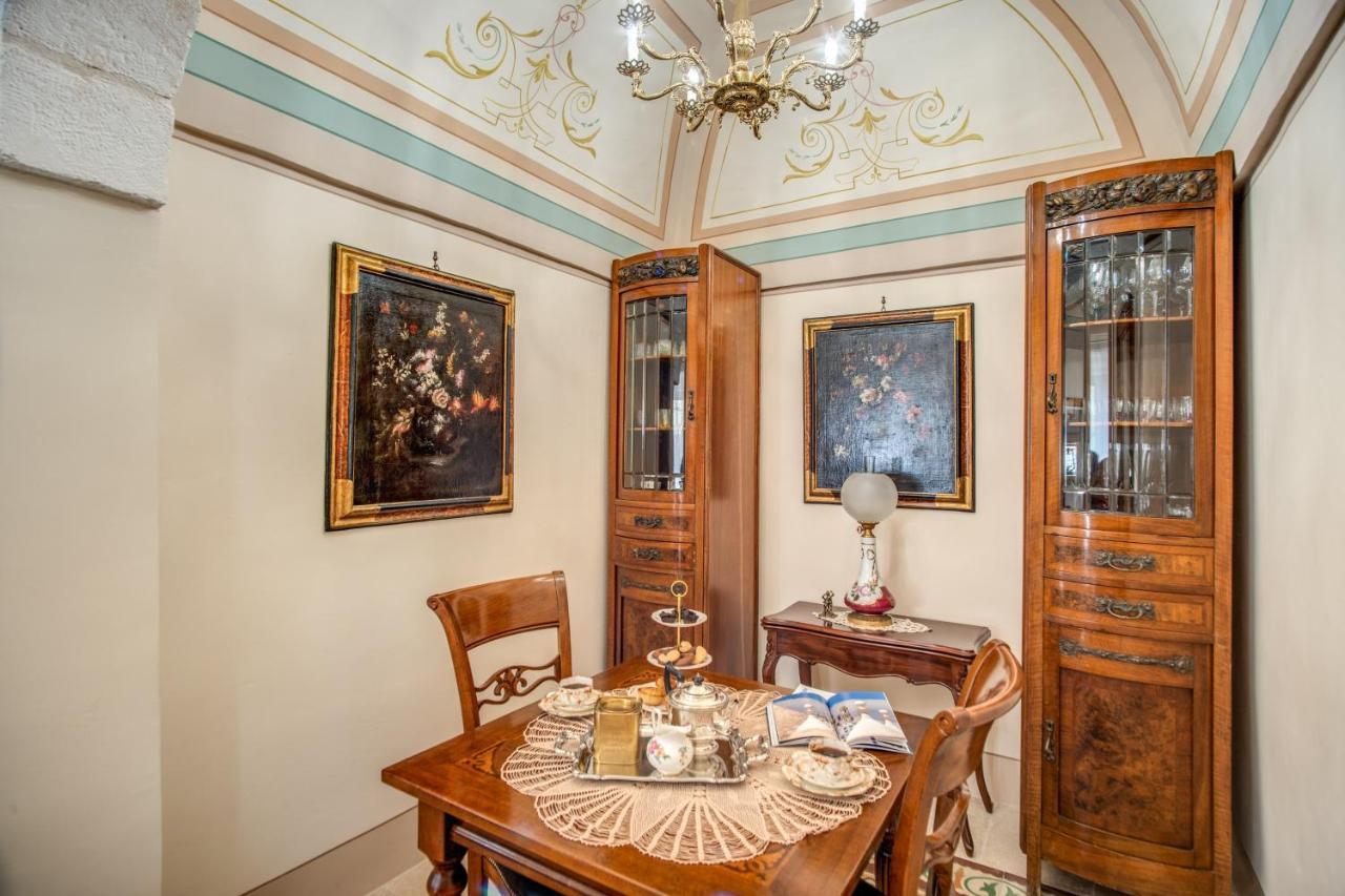 Palazzo Stunis - Dimora Di Charme Bed & Breakfast Ostuni Bagian luar foto