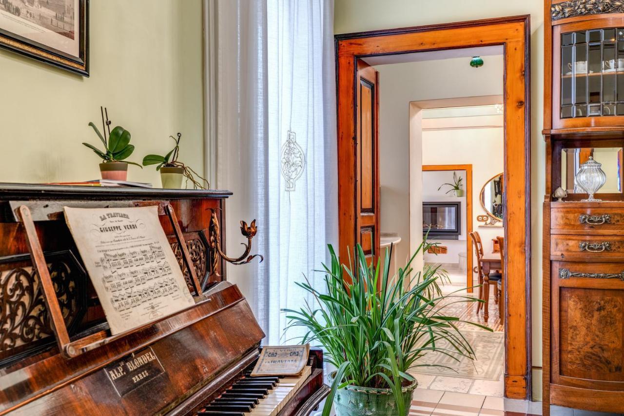 Palazzo Stunis - Dimora Di Charme Bed & Breakfast Ostuni Bagian luar foto