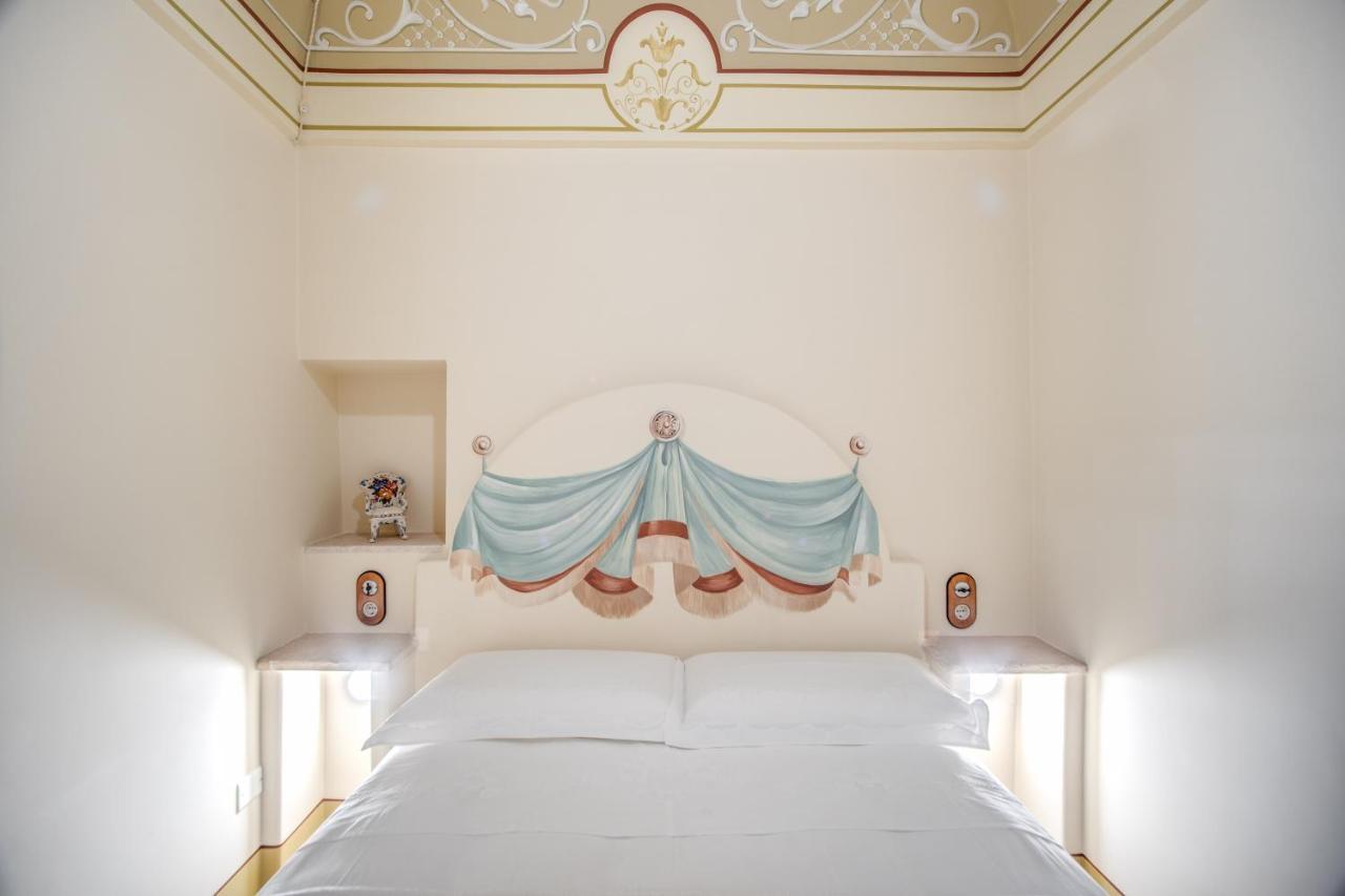 Palazzo Stunis - Dimora Di Charme Bed & Breakfast Ostuni Bagian luar foto