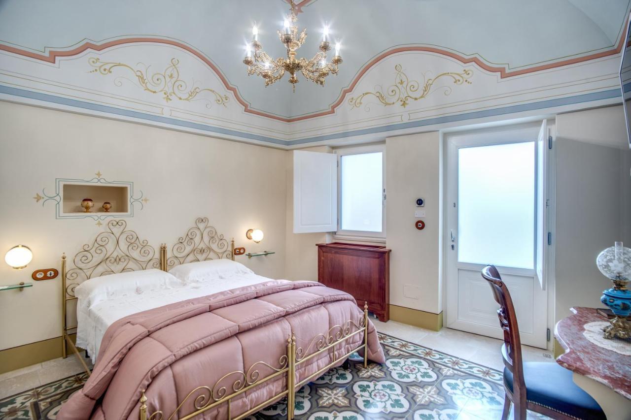 Palazzo Stunis - Dimora Di Charme Bed & Breakfast Ostuni Bagian luar foto