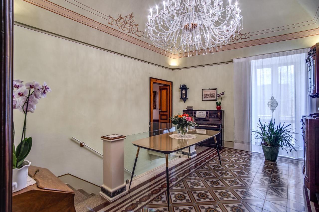 Palazzo Stunis - Dimora Di Charme Bed & Breakfast Ostuni Bagian luar foto