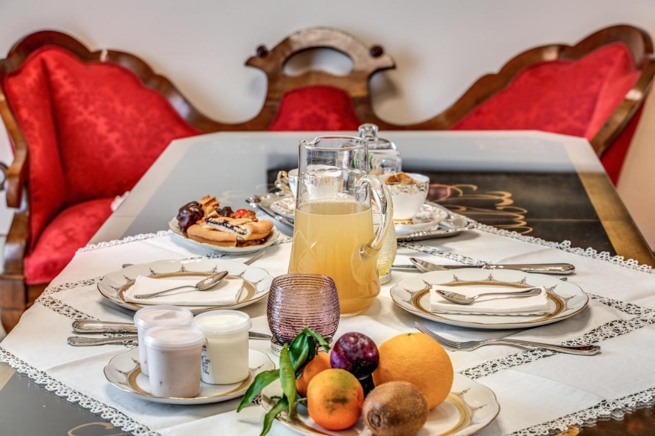 Palazzo Stunis - Dimora Di Charme Bed & Breakfast Ostuni Bagian luar foto