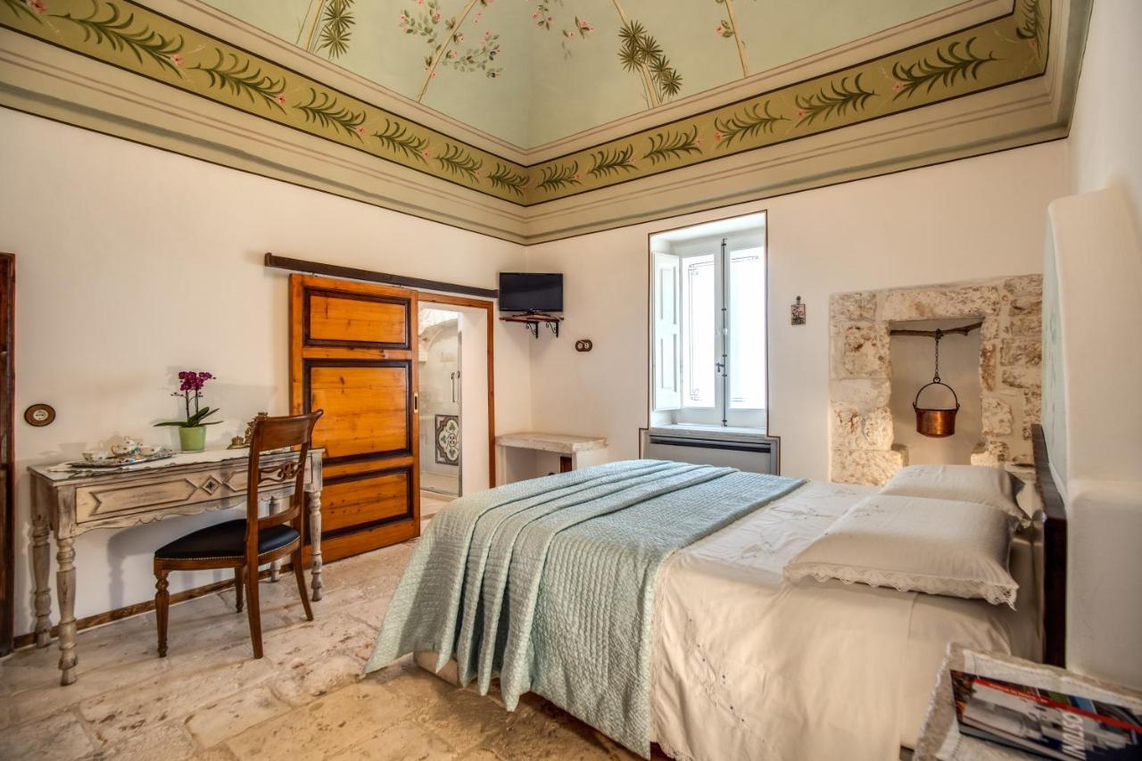 Palazzo Stunis - Dimora Di Charme Bed & Breakfast Ostuni Bagian luar foto