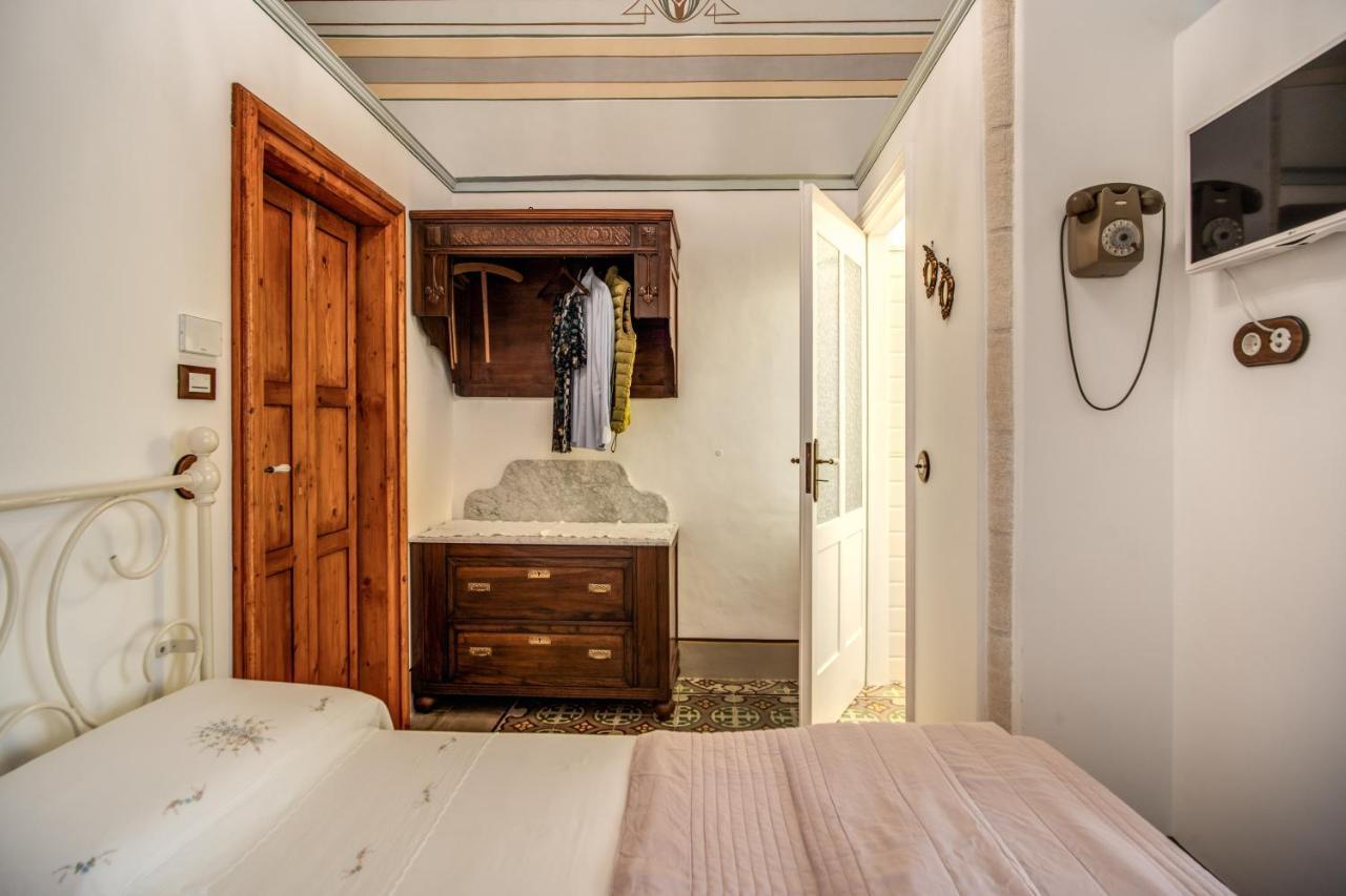 Palazzo Stunis - Dimora Di Charme Bed & Breakfast Ostuni Bagian luar foto