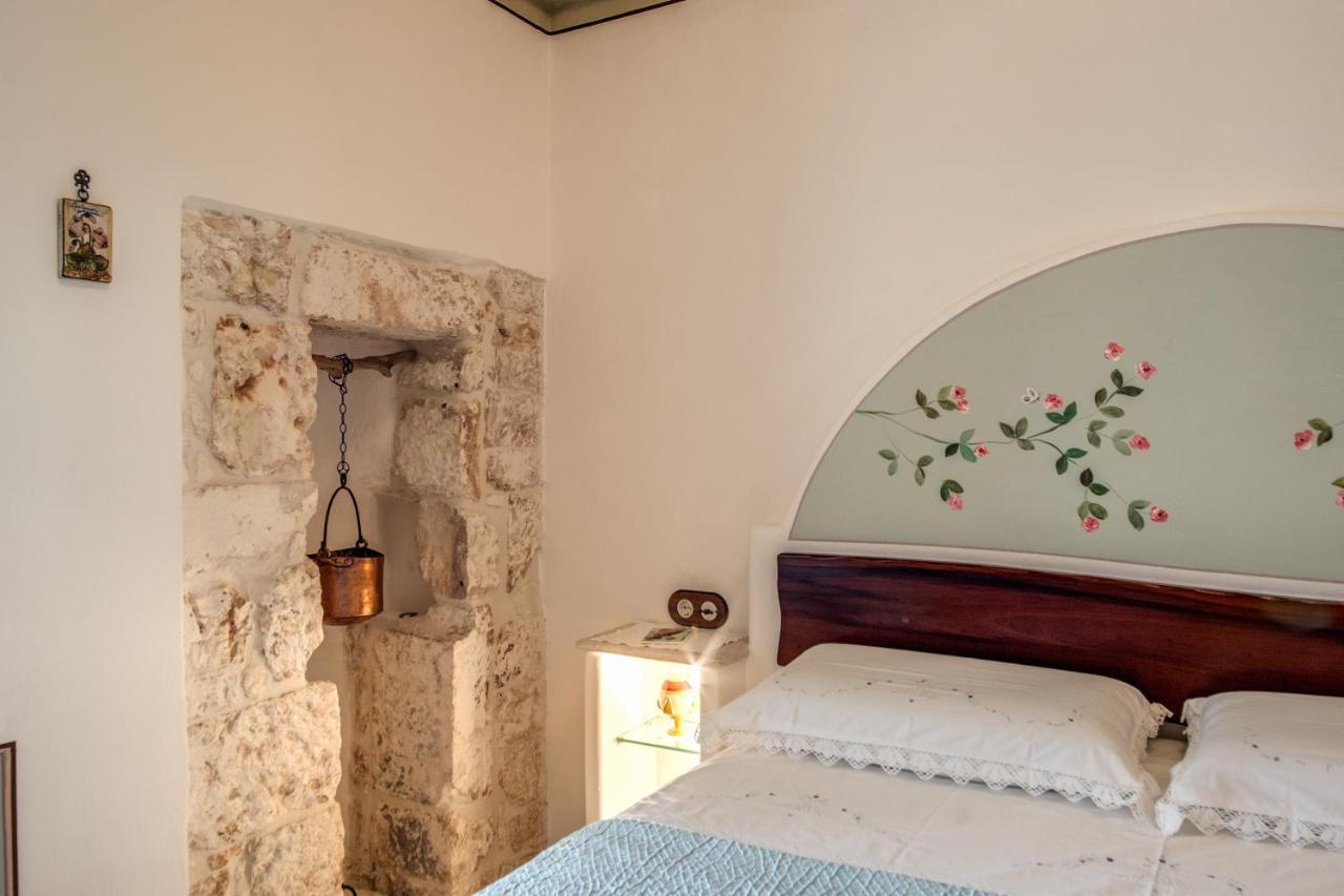 Palazzo Stunis - Dimora Di Charme Bed & Breakfast Ostuni Bagian luar foto