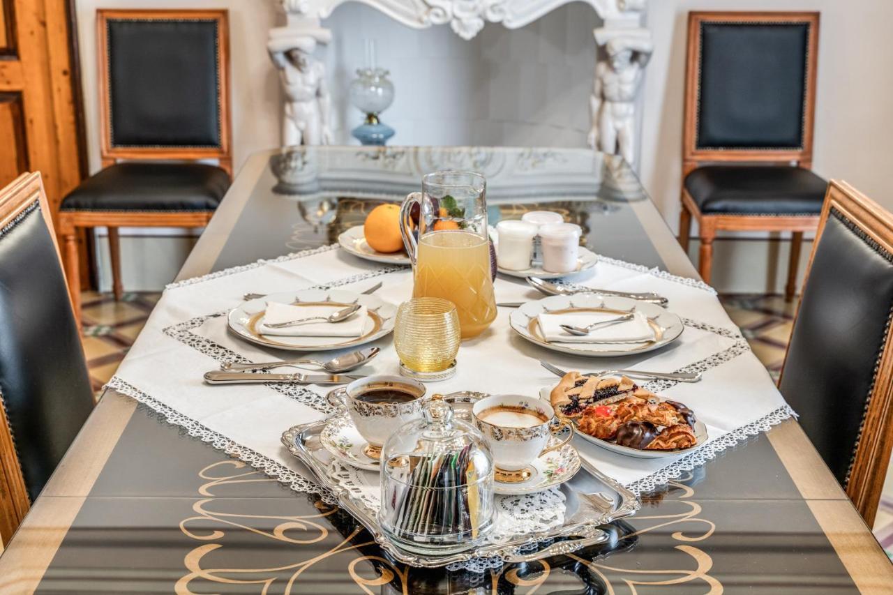 Palazzo Stunis - Dimora Di Charme Bed & Breakfast Ostuni Bagian luar foto