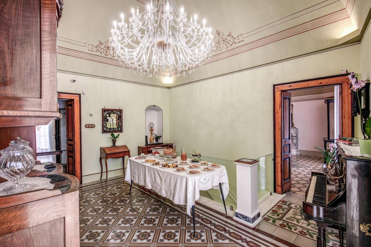 Palazzo Stunis - Dimora Di Charme Bed & Breakfast Ostuni Bagian luar foto