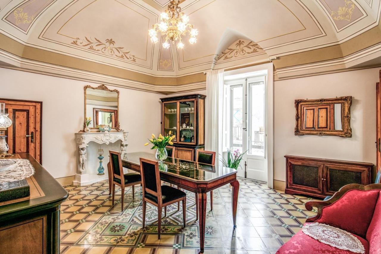 Palazzo Stunis - Dimora Di Charme Bed & Breakfast Ostuni Bagian luar foto