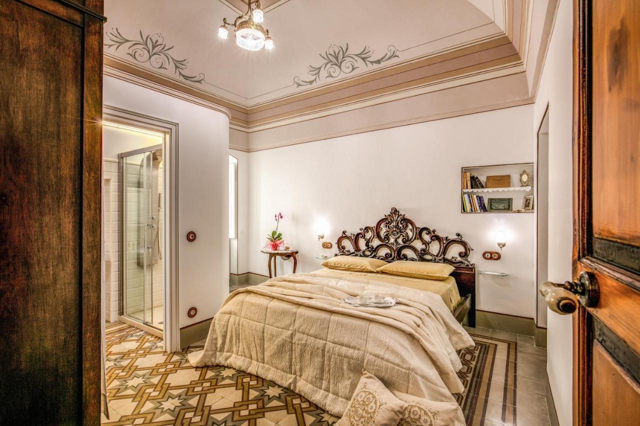 Palazzo Stunis - Dimora Di Charme Bed & Breakfast Ostuni Bagian luar foto
