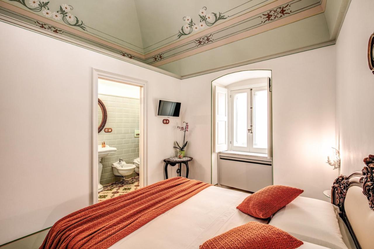 Palazzo Stunis - Dimora Di Charme Bed & Breakfast Ostuni Bagian luar foto