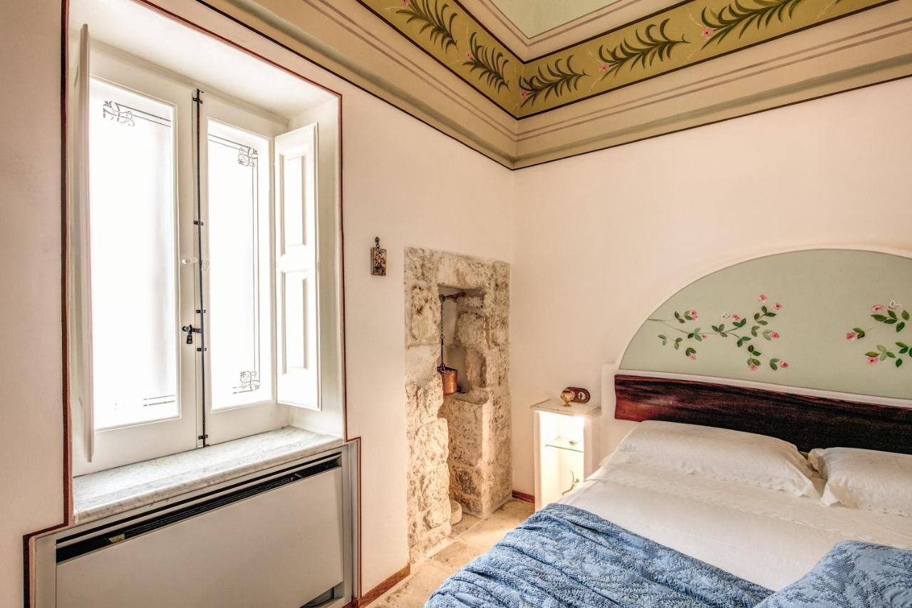 Palazzo Stunis - Dimora Di Charme Bed & Breakfast Ostuni Bagian luar foto