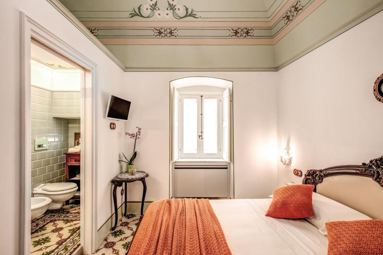 Palazzo Stunis - Dimora Di Charme Bed & Breakfast Ostuni Bagian luar foto