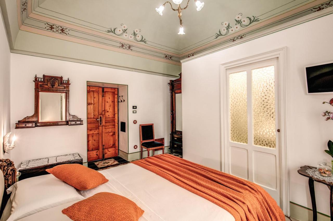 Palazzo Stunis - Dimora Di Charme Bed & Breakfast Ostuni Bagian luar foto