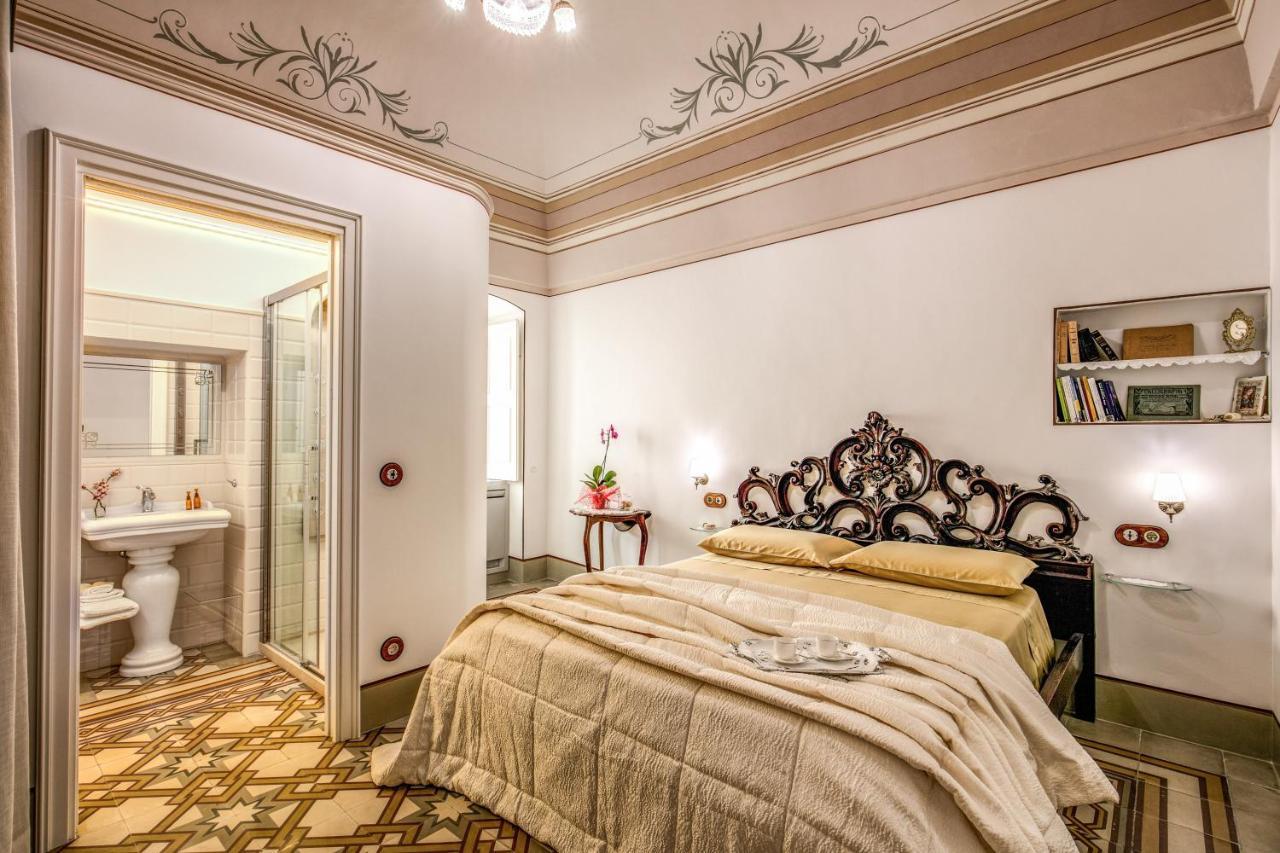 Palazzo Stunis - Dimora Di Charme Bed & Breakfast Ostuni Bagian luar foto