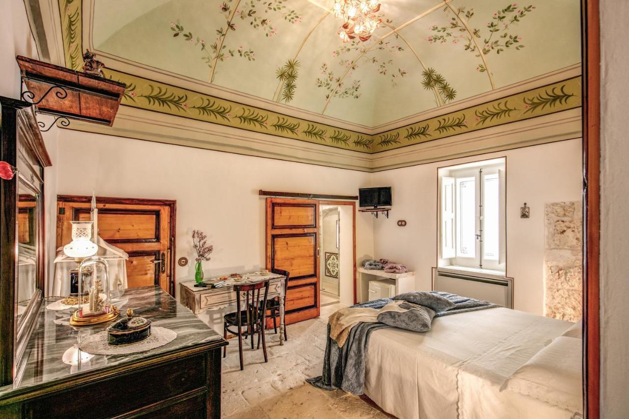 Palazzo Stunis - Dimora Di Charme Bed & Breakfast Ostuni Bagian luar foto