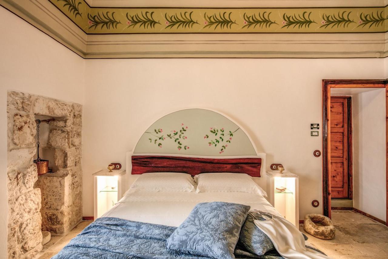 Palazzo Stunis - Dimora Di Charme Bed & Breakfast Ostuni Bagian luar foto