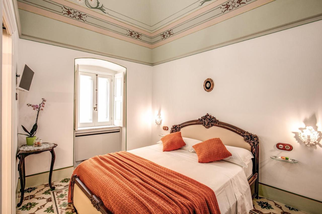 Palazzo Stunis - Dimora Di Charme Bed & Breakfast Ostuni Bagian luar foto