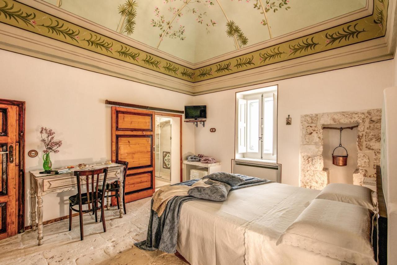 Palazzo Stunis - Dimora Di Charme Bed & Breakfast Ostuni Bagian luar foto
