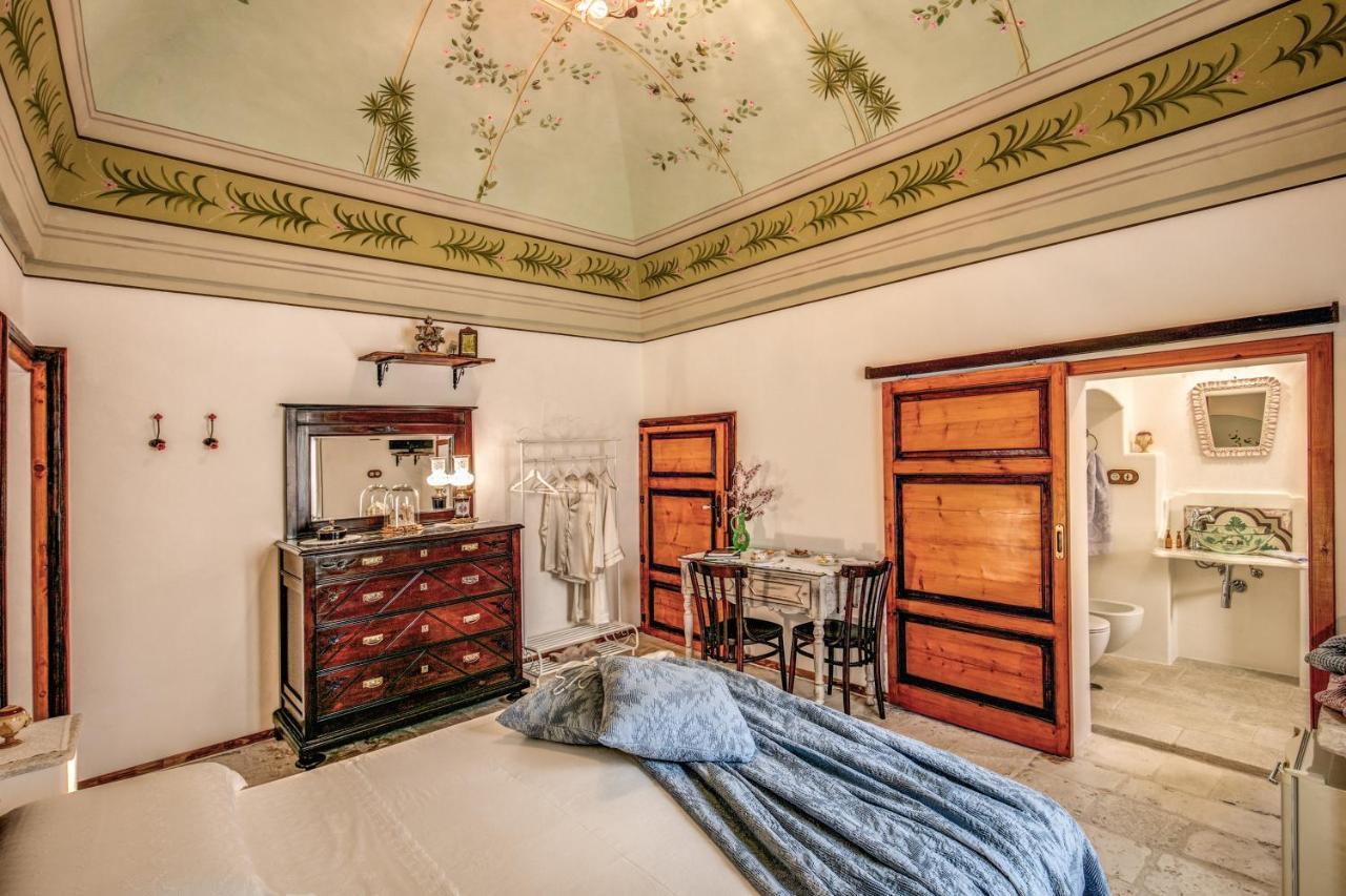 Palazzo Stunis - Dimora Di Charme Bed & Breakfast Ostuni Bagian luar foto