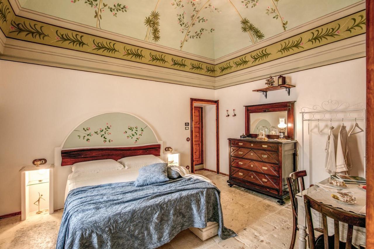 Palazzo Stunis - Dimora Di Charme Bed & Breakfast Ostuni Bagian luar foto