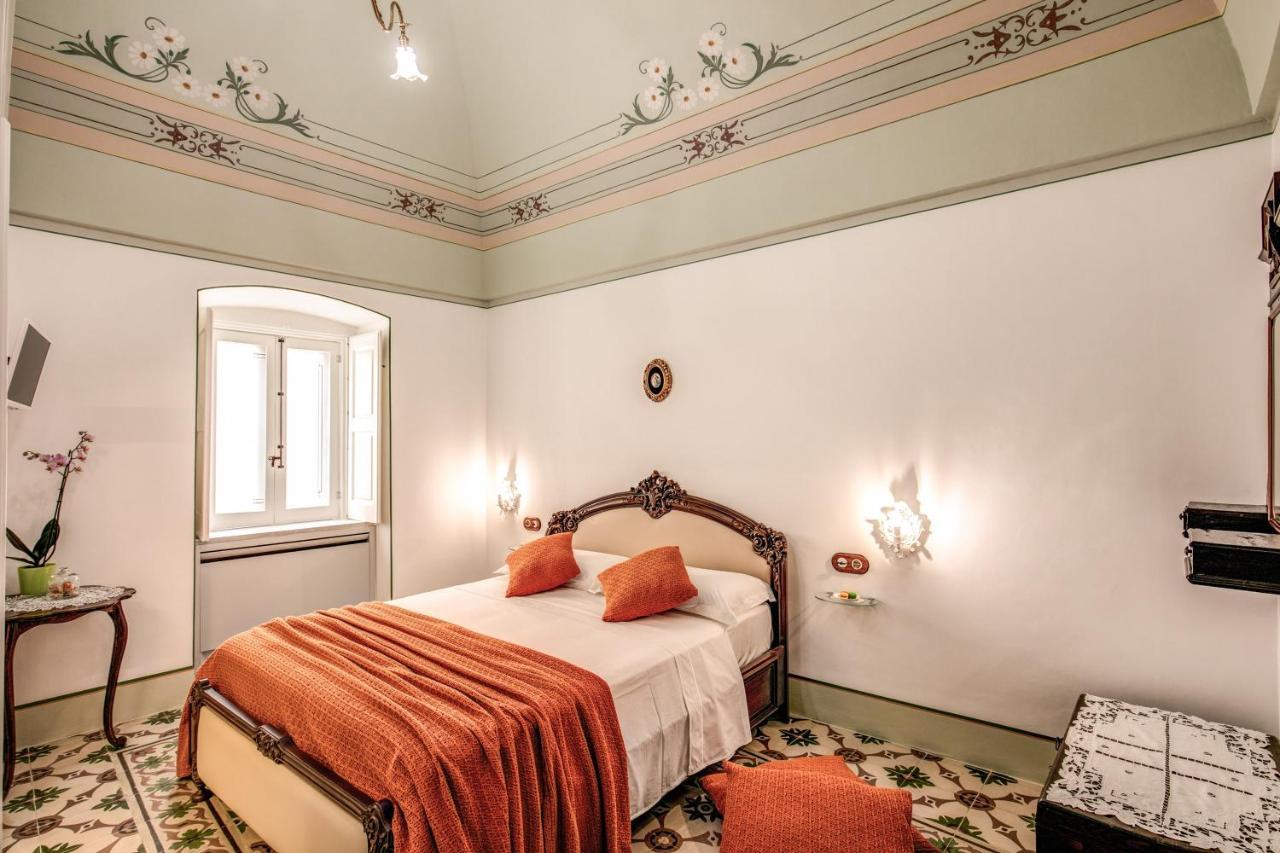 Palazzo Stunis - Dimora Di Charme Bed & Breakfast Ostuni Bagian luar foto