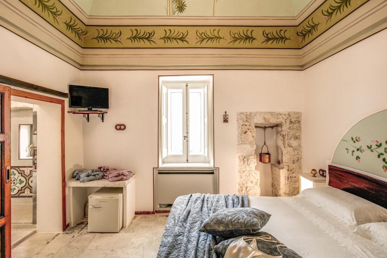 Palazzo Stunis - Dimora Di Charme Bed & Breakfast Ostuni Bagian luar foto
