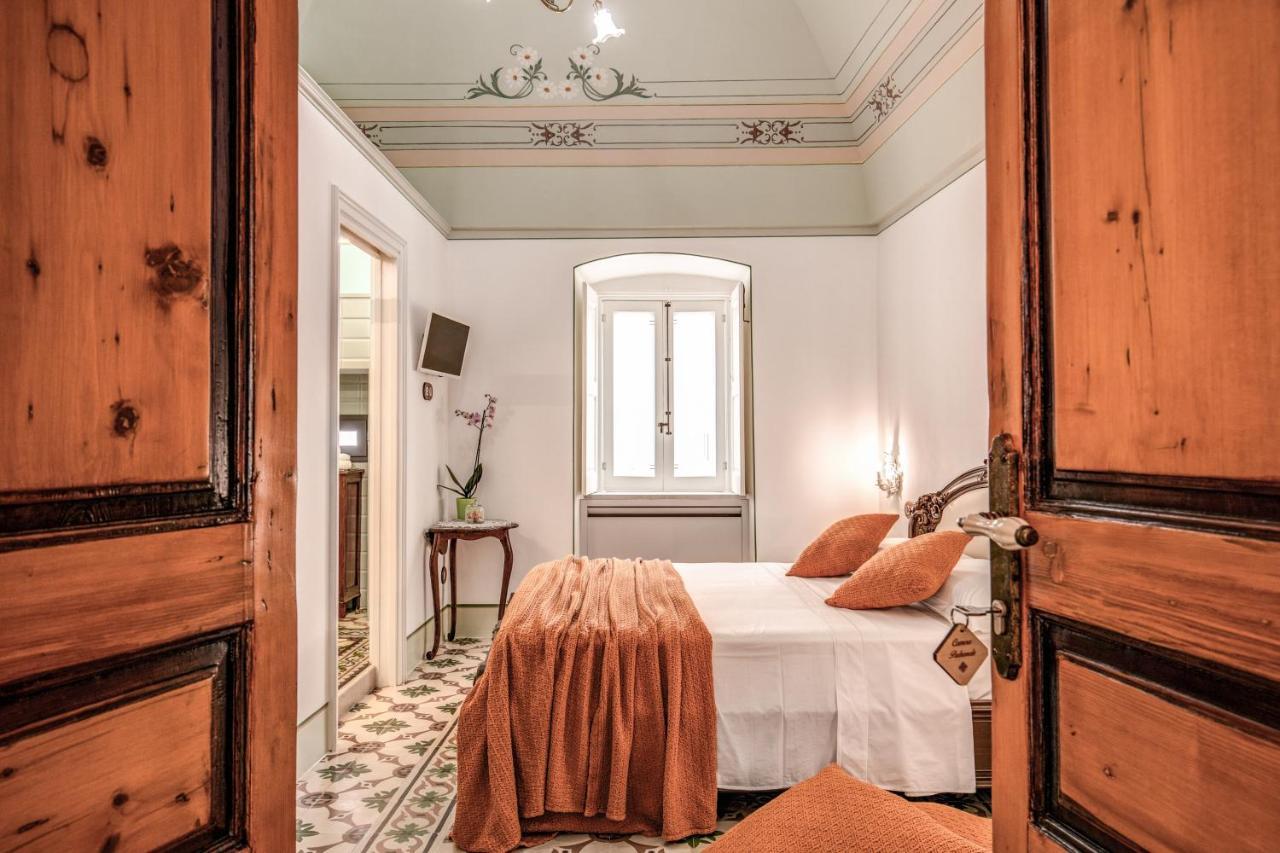 Palazzo Stunis - Dimora Di Charme Bed & Breakfast Ostuni Bagian luar foto