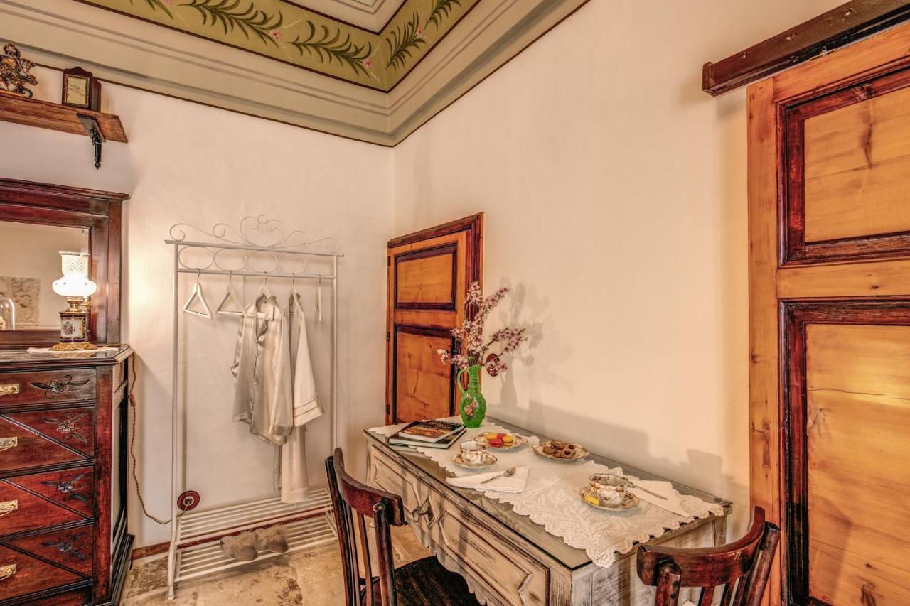 Palazzo Stunis - Dimora Di Charme Bed & Breakfast Ostuni Bagian luar foto